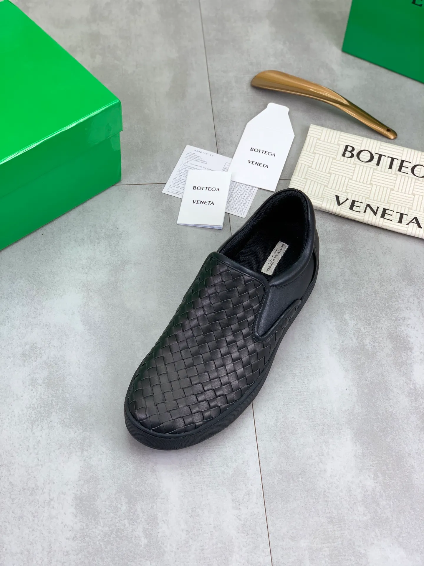 Factory price P720 💰Top quality💎💎💎 BOTTEGA VENETA official website synchronous couple👫The latest top version of the highest version of BV high-top casual shoes in the market, accept material comparison, shoe type comparison, process comparison, practical and textured, versatile, suitable for any occasion, the more you look at it, the more flavorful it becomes. Pure hand-woven craftsmanship - upper material, imported original woven calfskin - high-quality water-dyed cowhide inside - original private model customized outsole -Size: male 39-44 (customized 38 45 46) female 35-39 (customized 34 40 41) Comes with original BV green box, complete packaging.